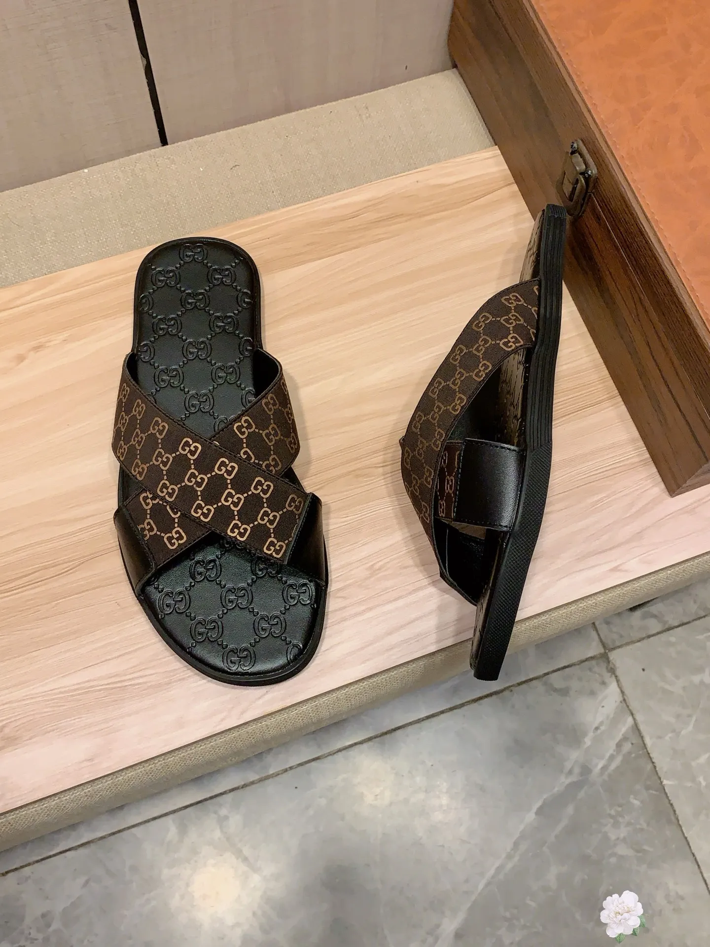 Slippers: New model: Factory price: 260💰💰🎩🎩🔥🔥《 Gucci* 》Series of slippers top purchasing agent🔍🔍Sold at the same time for men, original Italian imported webbing made of selected cowhide, exquisite workmanship,), sole: (super comfortable) original factory special sole, ⚠️exclusive double-layer movable molded sole super comfortable⚠️, real shot🎬the real thing is more beautiful🔍🔍266 regular code 38-44, can be ordered 45.